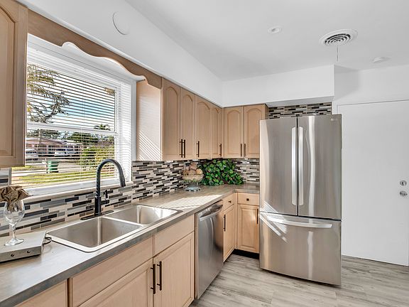 3rd image of 611 Flamevine Ln