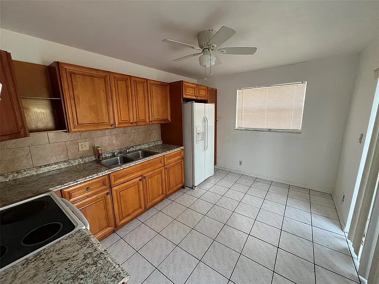 230 SW 1st St #G-8 — Photo 16