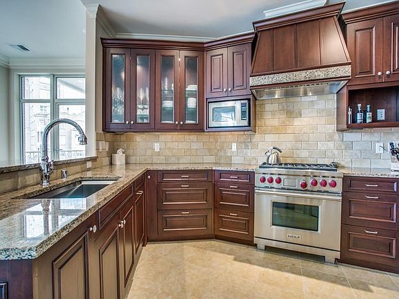 5th image of 2555 N Pearl St #1703