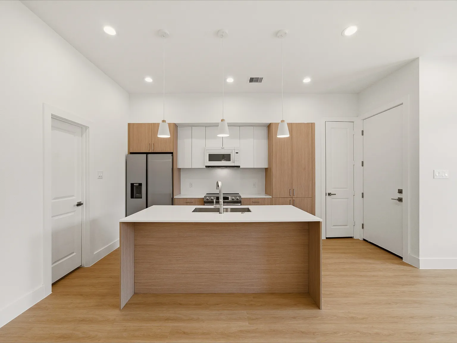 3 bed, 1300 sqft, $1,900 — Photo 2