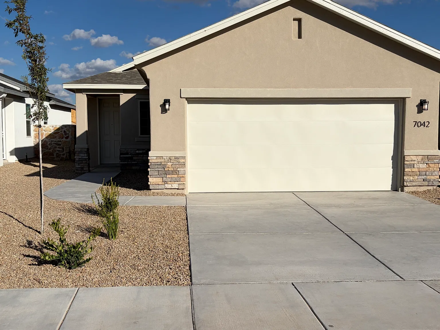 3 bed, 2.5 bath, 1700 sqft, $2,050 — Photo 2