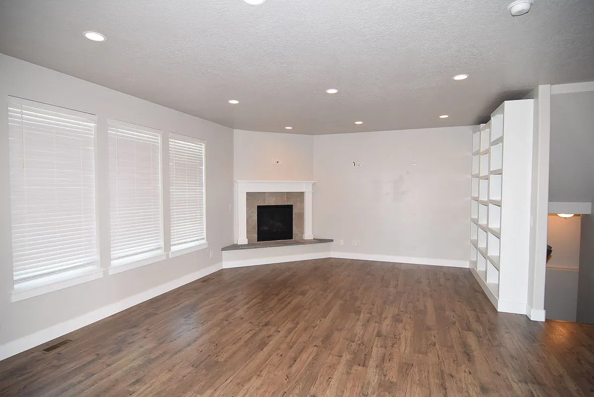 4 bed, 2.5 bath, 4362 sqft, $2,950 — Photo 3