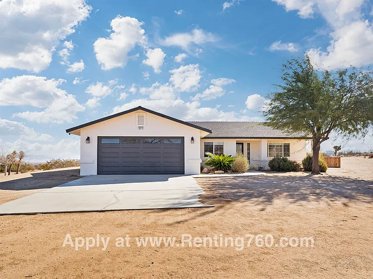 321 N Bonita Ave — Photo 2