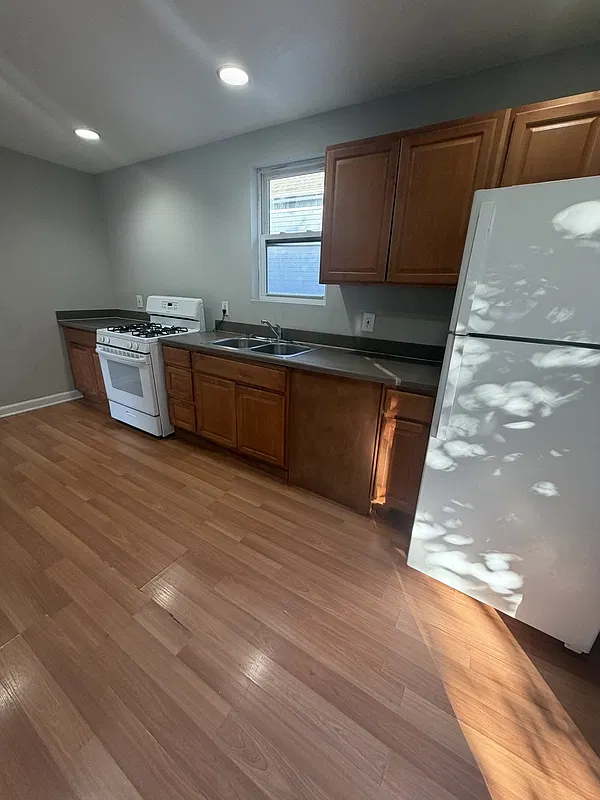 2 bed, 1.0 bath, 704 sqft, $1,050 — Photo 2