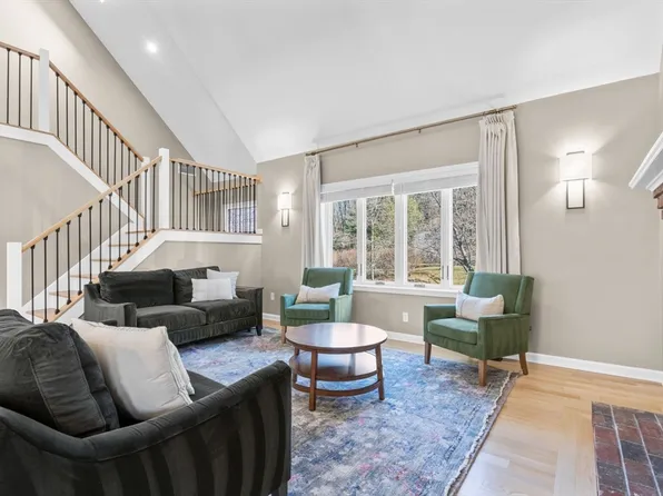 16 Greany Dr, North Grafton, MA 01536