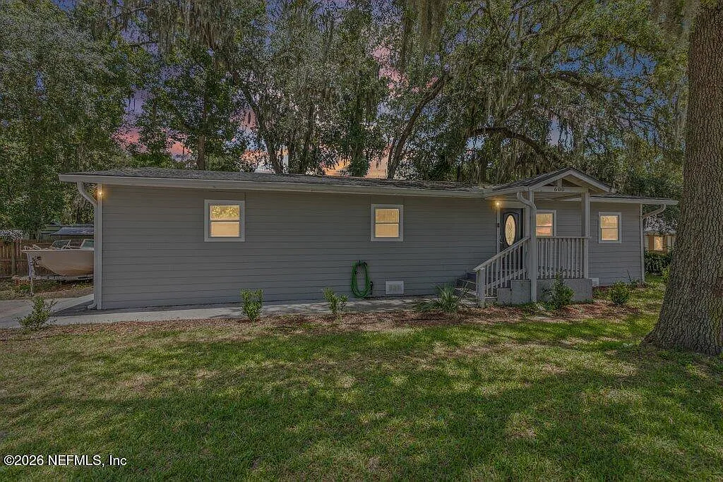 4 bed, 2.0 bath, 1296 sqft, $2,000 — Photo 2