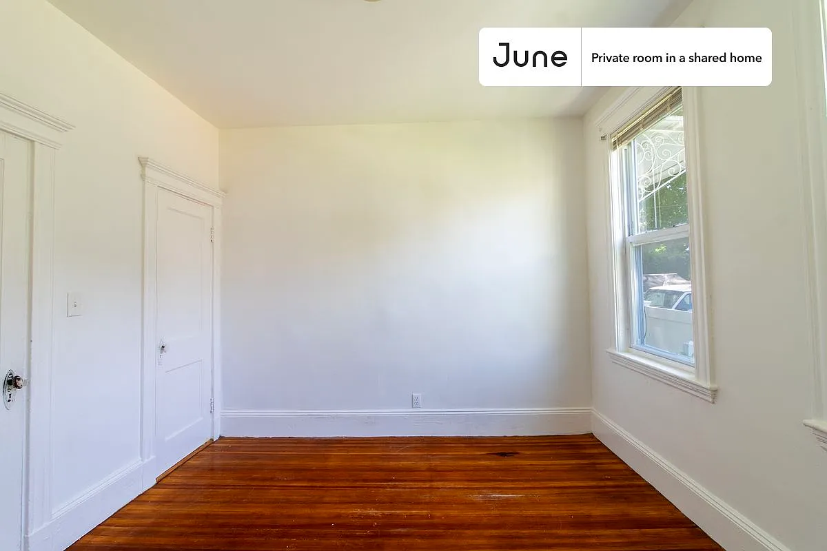 Queen bedroom in 5 bed/2 bath home in Dorchester Center #1494 D — Photo 3