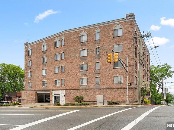 2nd image of 399 11th St APT 206