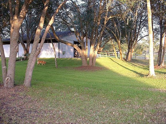 5-stall horse barn w/ tac room