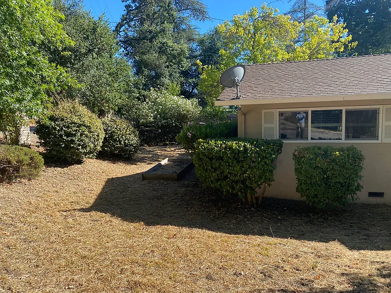 1002 Creekside Ct — Photo 16