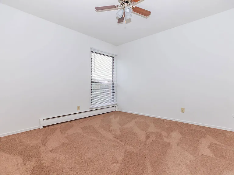 Holiday Acres Apartments — Photo 34