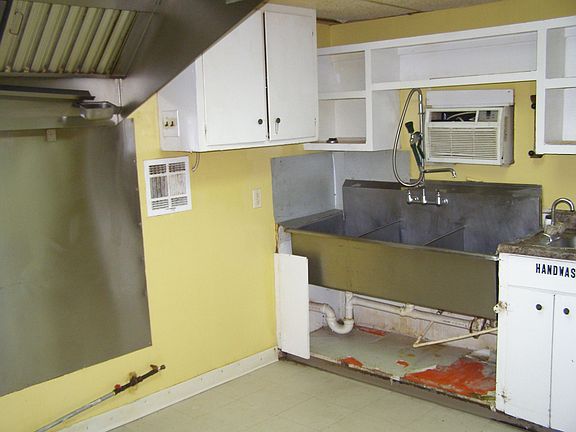 4th image of 1224 Simmons St