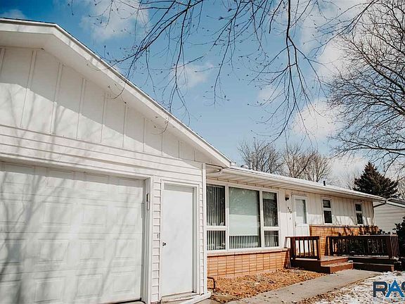 4th image of 928 E Maplewood Dr