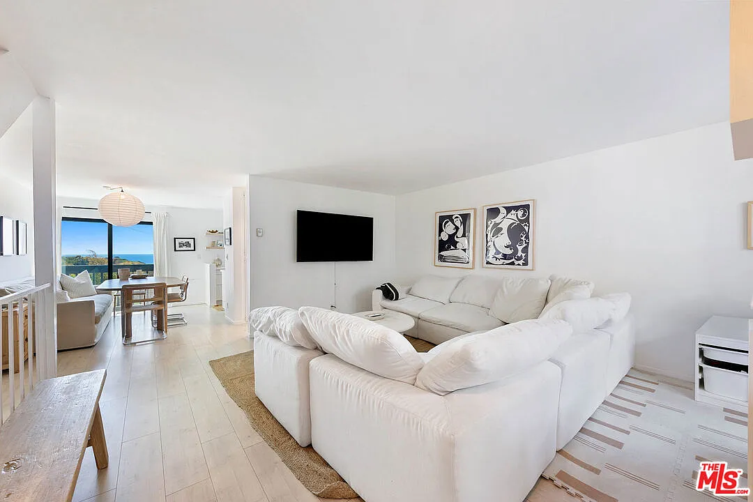 2 bed, 2.5 bath, 1053 sqft, $6,900 — Photo 4