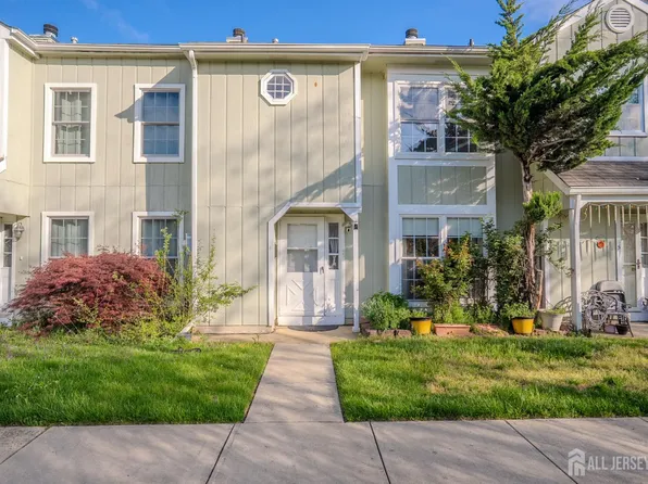 4 Pond View Dr, Plainsboro, NJ 08536