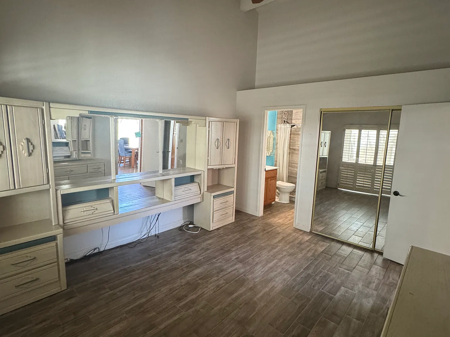2 bed, 1050 sqft, $2,100 — Photo 1