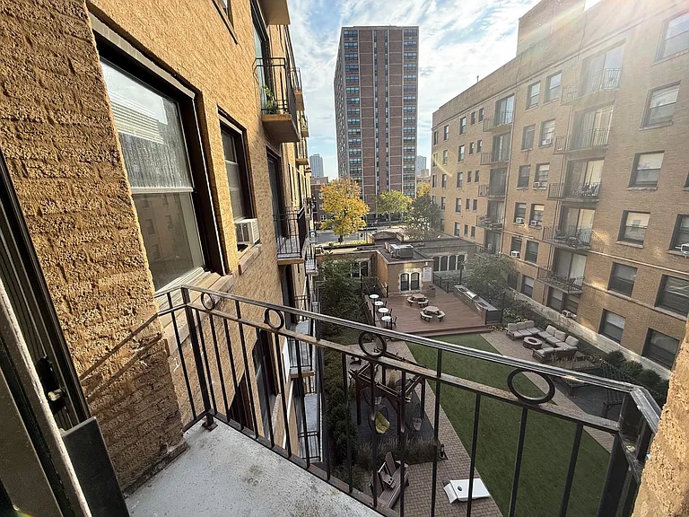 Buena Terrace - 4242 N Sheridan Rd — Photo 22