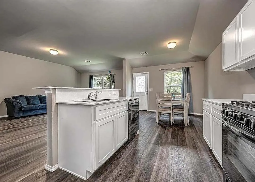 4 bed, 1911 sqft, $1,950 — Photo 4
