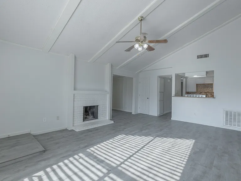 709 Arrowhead Cir — Photo 4