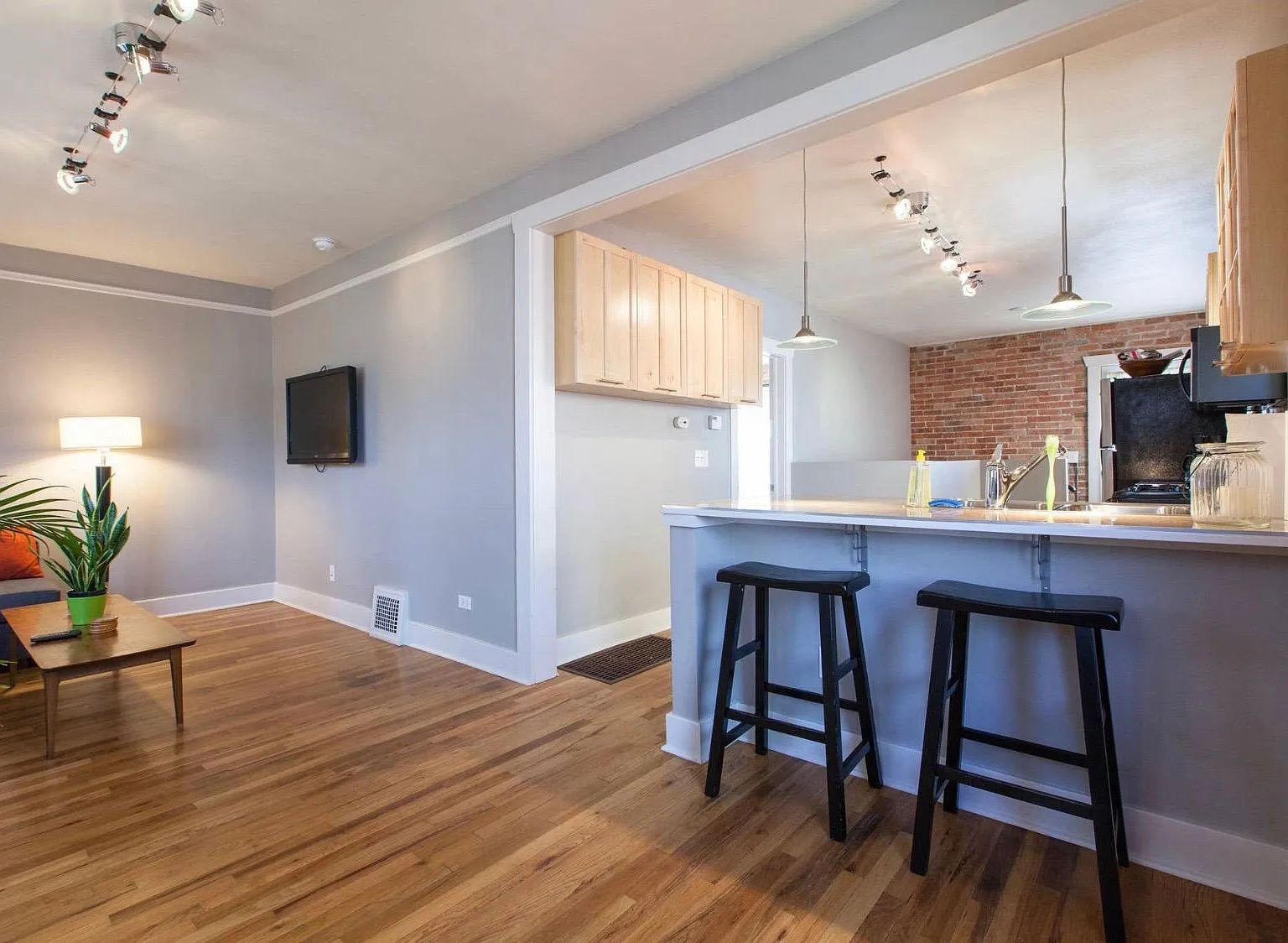 2626 W Argyle Place — Photo 2