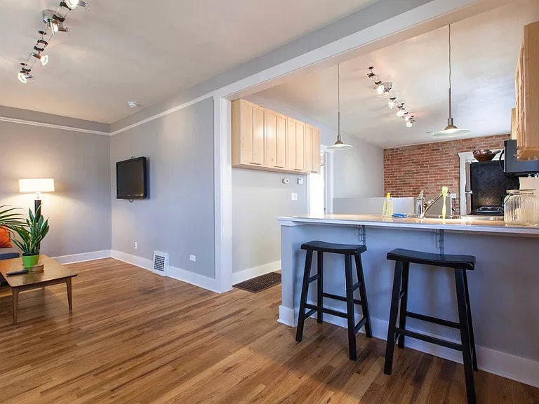 2626 W Argyle Pl — Photo 2