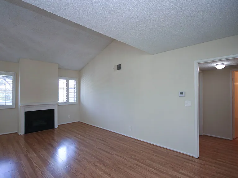 542 N Orange Grove Blvd — Photo 3