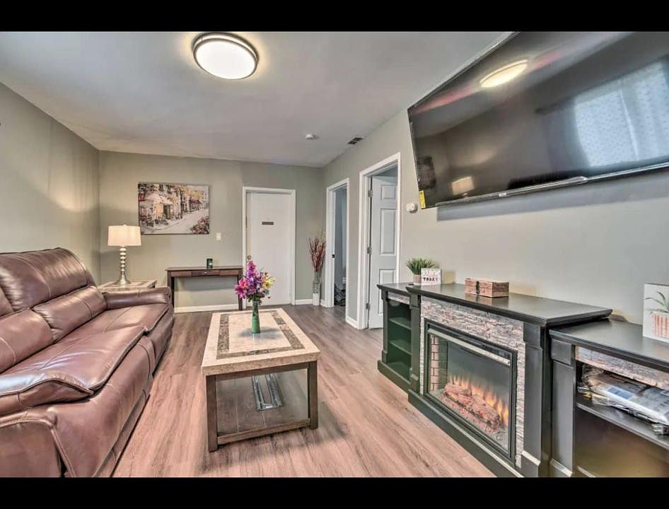 1st image of 3047 Evaline Ave #3047B