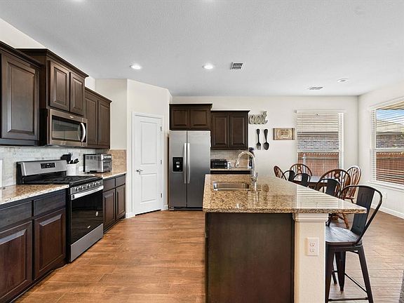 3rd image of 1103 Larkspur Ln