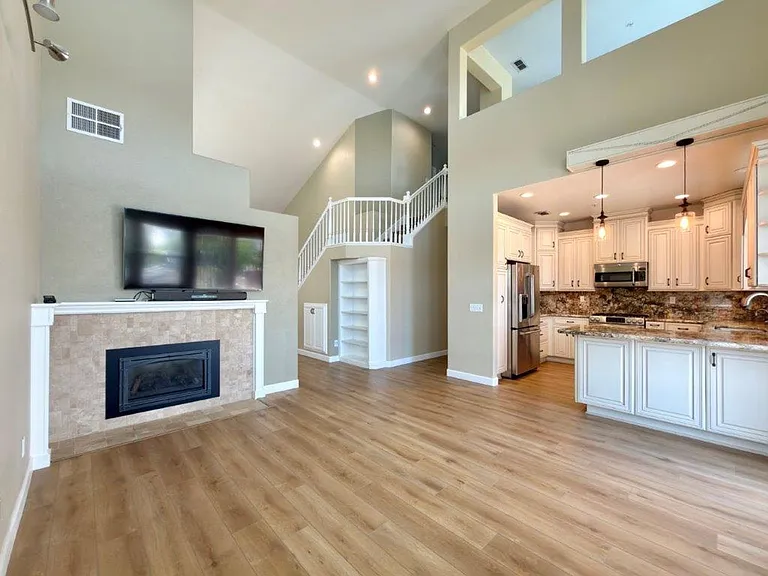 94 S Newport Dr — Photo 8
