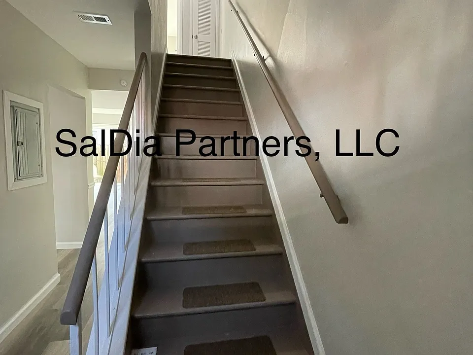 2 bed, 1.5 bath, 1056 sqft, $1,000