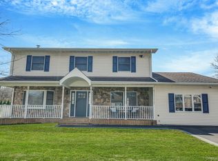 528 Mollie Boulevard, Holbrook, NY 11741