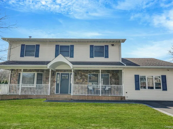 528 Mollie Boulevard, Holbrook, NY 11741