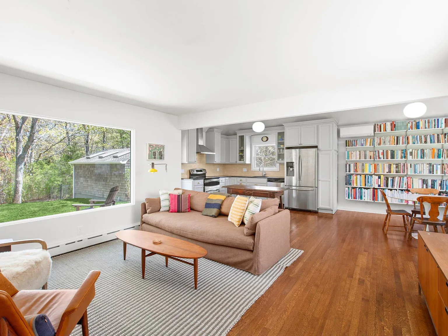 Mid Century Modern Cottage — Photo 4