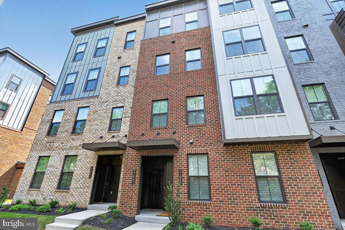 3 bed, 2.5 bath, 2501 sqft, $3,490 — Photo 1