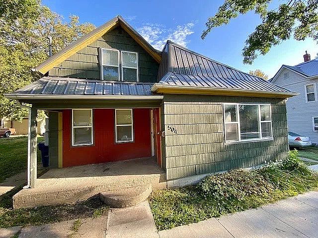 1st image of 504 Lake St