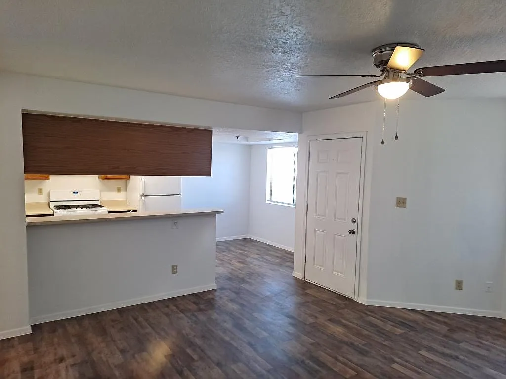 Totally Updated 2 Bedroom Apt. off Cul-de-sac in Rio Rancho — Photo 2