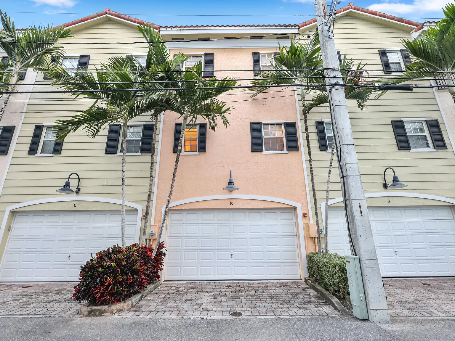 3 bed, 3.5 bath, 1757 sqft, $5,150 — Photo 2