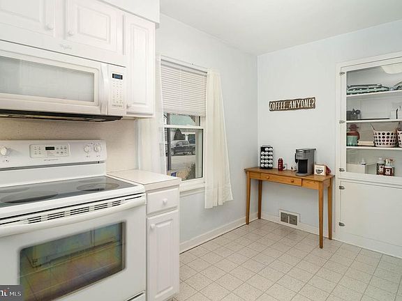 4th image of 409 Sunset Ln
