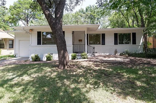 3 bed, 1300 sqft, $2,700 — Photo 2