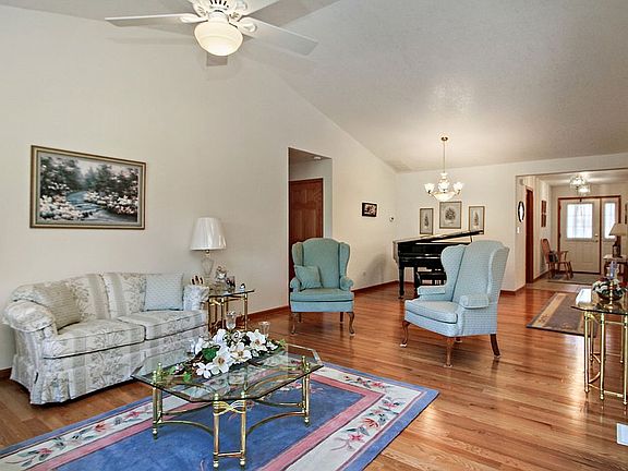 3rd image of 823 Oriole Dr #823