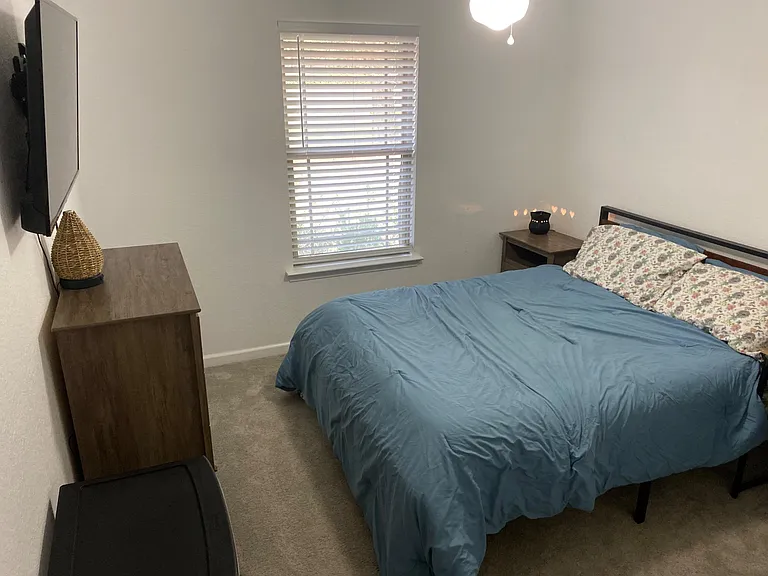 White Oak Ln — Photo 1