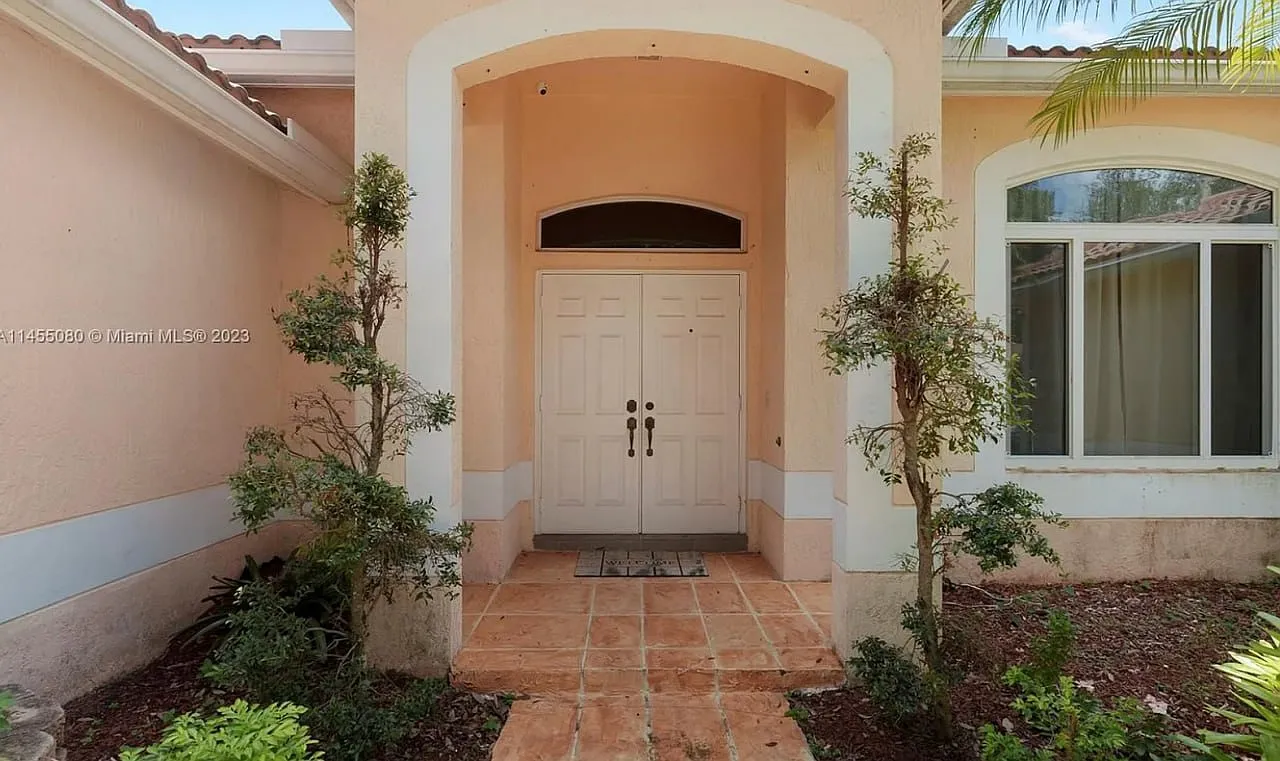 3 bed, 2300 sqft, $4,700 — Photo 2