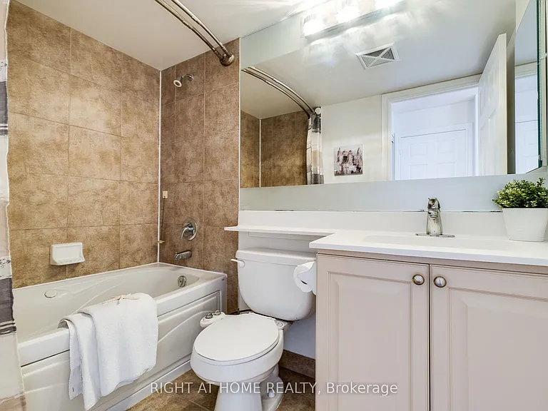 310 Burnhamthorpe Rd W #1713 — Photo 33