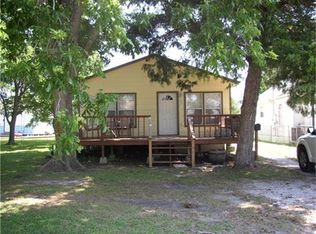 211 Commerce St, Palacios, TX 77465