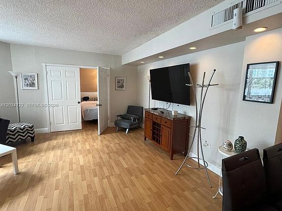 3rd image of 905 Brickell Bay Dr APT 1422