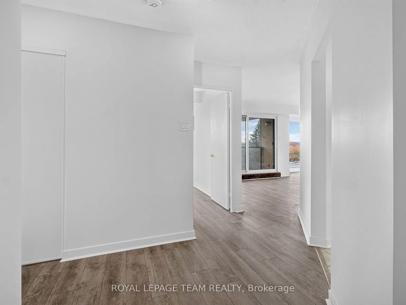 545 Saint Laurent Blvd — Photo 3