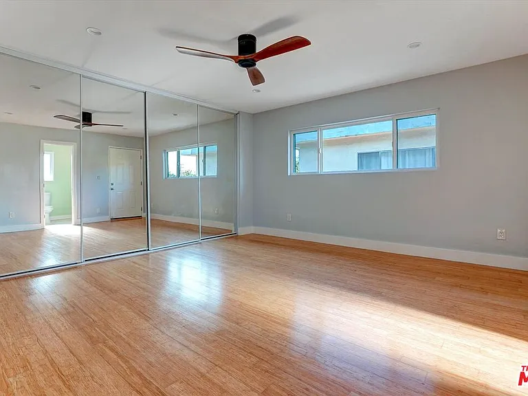 5726 Woodman Ave #2 — Photo 26