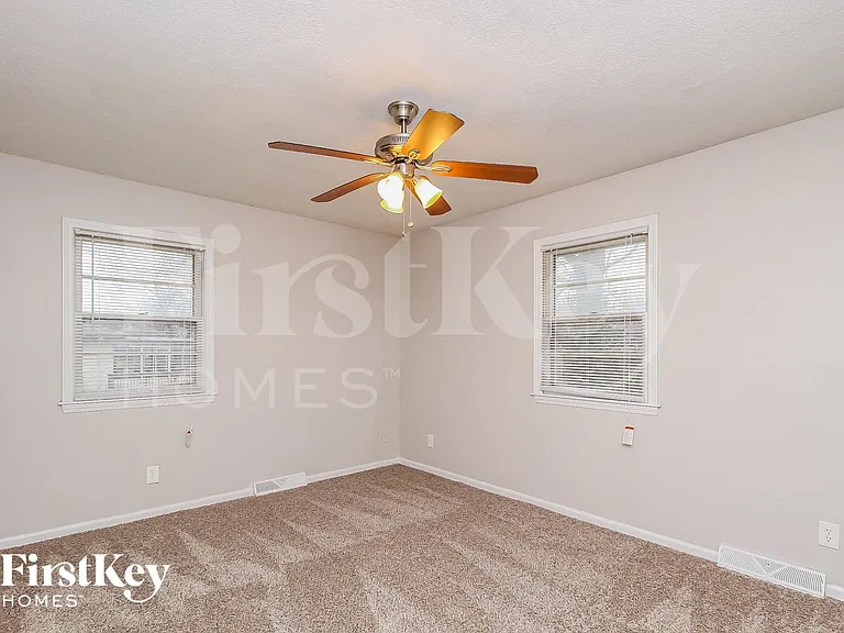 9214 Farley Ave — Photo 6