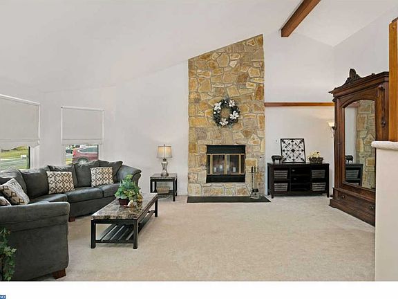 5th image of 11 Shenandoah Dr
