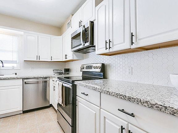 3rd image of 2542 Baylor Ave